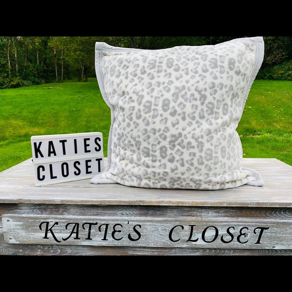 NWOT UGG PILLOW! - Picture 3 of 9